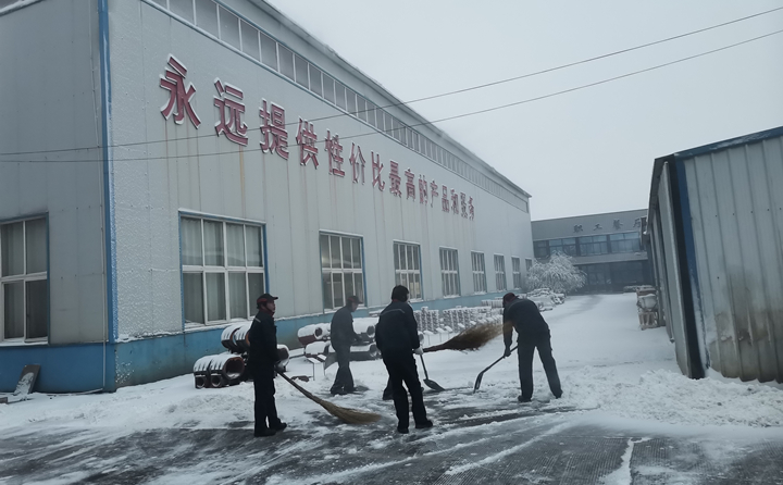 寒風中，雪地里，他們的身影多么美麗.jpg
