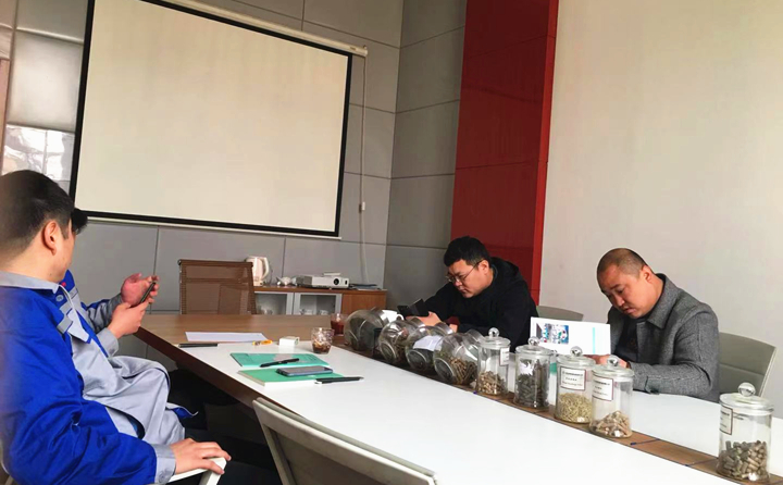銷售經理為客戶詳細介紹木屑制粒機的制粒原理、顆粒的銷路、顆粒的優(yōu)缺點等.jpg