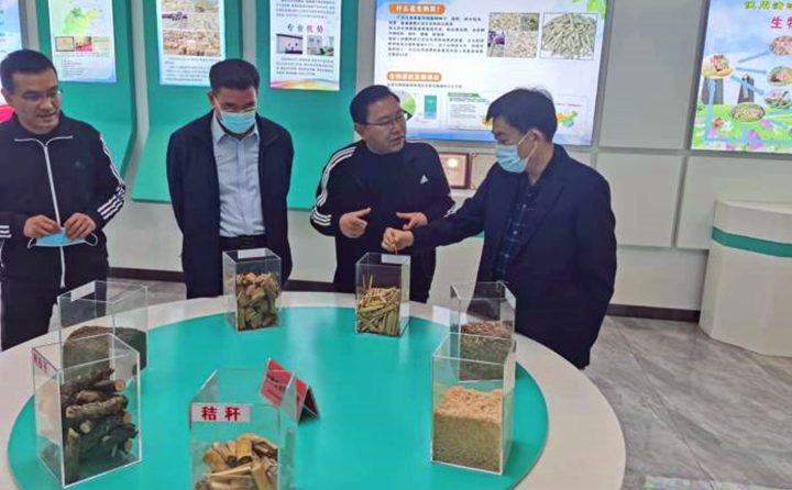 郝吉虎深入了解木屑造粒機生產(chǎn)線工作情況和顆粒機加工的生物質原料的收、儲、運和產(chǎn)品的生產(chǎn)、銷售、運輸?shù)拳h(huán)節(jié)