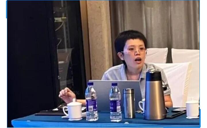 會議開始，辦公室主任李昌鳳公布銷售數據。在疫情形勢相當嚴峻的情況下，十一的銷售額對比去年同期仍有很大的進步。李主任表示疫情，既是考驗，也是危機，各部門需要通力配合，團隊協作，為完成今年既定銷售額而竭盡全力。.jpg