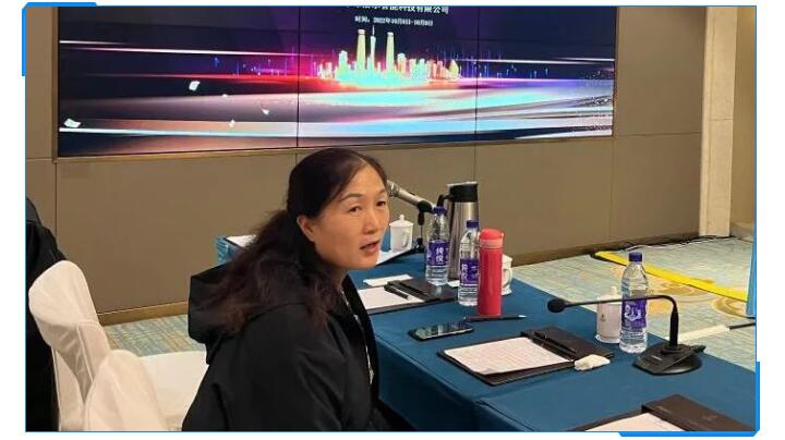集團財務總監劉清華在聽取了銷售部門的數據對比與銷售人員的分析后，她提出應該加強客戶的銷售服務.jpg