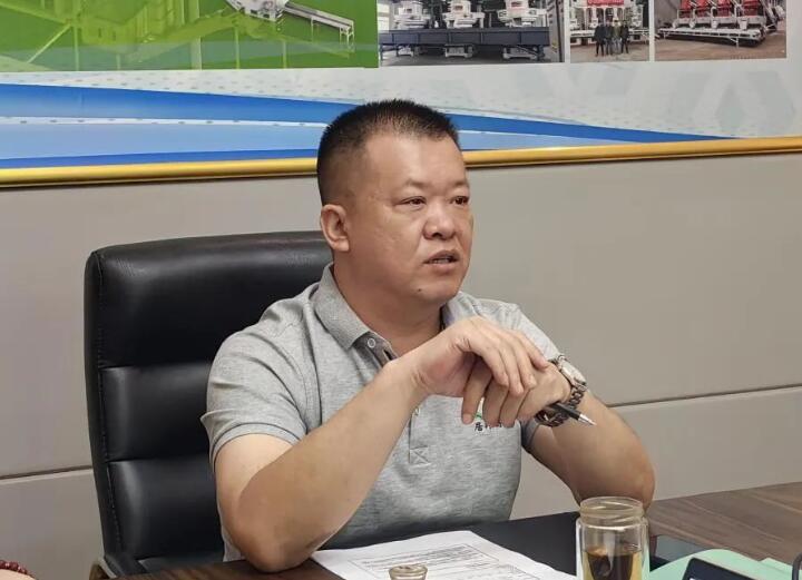 會議最后，集團總經(jīng)理孫寧波總結(jié)陳詞。他強調(diào)要有正確的人生觀、價值觀，要將集團的精神理念內(nèi)化于心、外化于行。要加強業(yè)務(wù)知識的學習，成為真正的行家里手。要以提高經(jīng)營質(zhì)量和效益為主線，加快營銷模式和營銷觀念的轉(zhuǎn)變，圓滿完成2023年營銷工作指標。.jpg